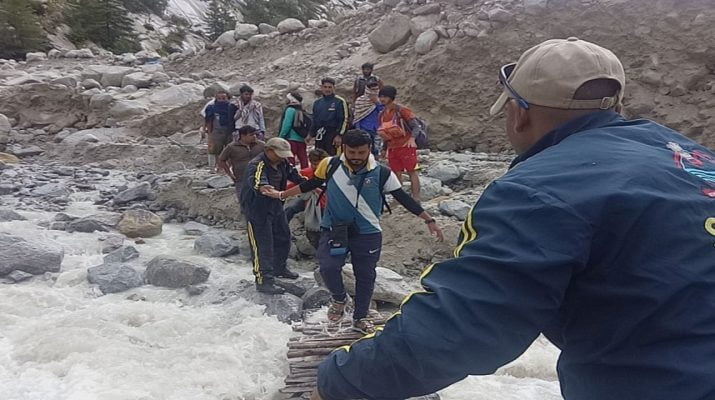 पुलिस और एसडीआरएफ की टीम ने बचाई 100 कांवड़ियों की जान 1 Hello Uttarakhand News »