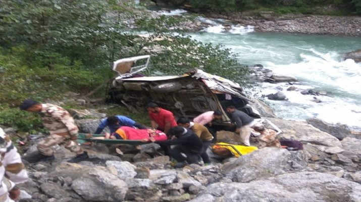 गहरी खाई में गिरा गंगोत्री दर्शन कर लौट रहा टैंपो ट्रैवलर, कुछ यात्रियों के मौत की सूचना 1 Hello Uttarakhand News »