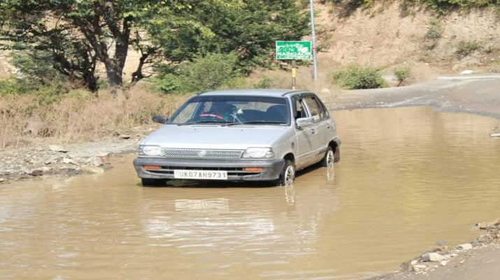 जौनपुर में सड़कों की हालत बदहाल, प्रशासन बेपरवाह 1 Hello Uttarakhand News »