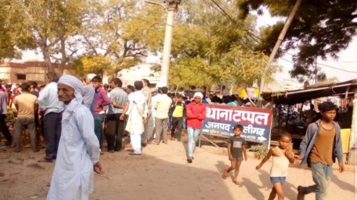 अलीगढ़ मर्डर केस: सड़क पर उतरे आक्रोशित लोग, पुलिस ने किया लाठीचार्ज,पांच गिरफ्तार 1 Hello Uttarakhand News »