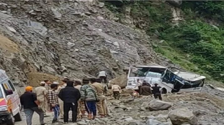 बद्रीनाथ हाईवे पर बस के ऊपर गिरा भारी बोल्डर, 7 यात्रियों की दर्दनाक मौत 1 Hello Uttarakhand News »