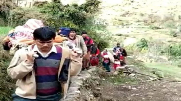 उत्तराखंड: गाँव में सड़क न होने की वजह से गर्भवती ने खेत में दिया बच्चे को जन्म 1 Hello Uttarakhand News »