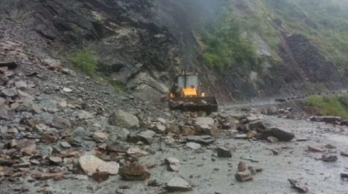 उत्तराखंड: लगातार बारिश से सड़कों पर भूस्खलन, चपेट में आने से एक की मौत, एक घायल 1 Hello Uttarakhand News »